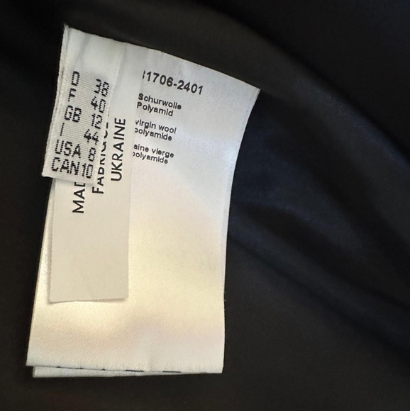 Beautiful red and black blazer in very good condition. - Picture 7 of 7